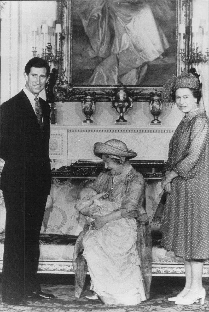 Four generations of the English royal family. The queen mother holds Prince William. Flanked by Queen Elisabeth and Prince Charles. Williams cap. - Vintage Photograph