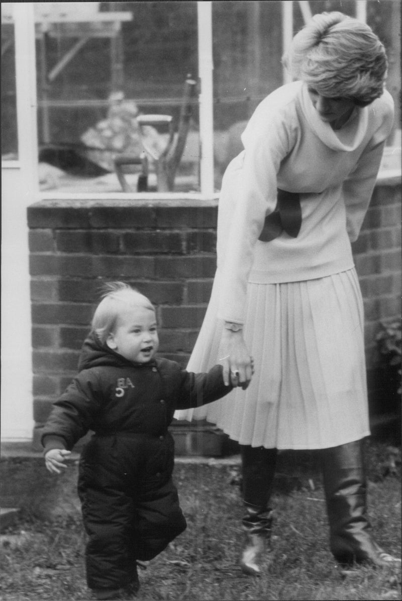 Prince William, 18 months old, with her mother princess Diana in the castle of Kensington's garden. - Vintage Photograph