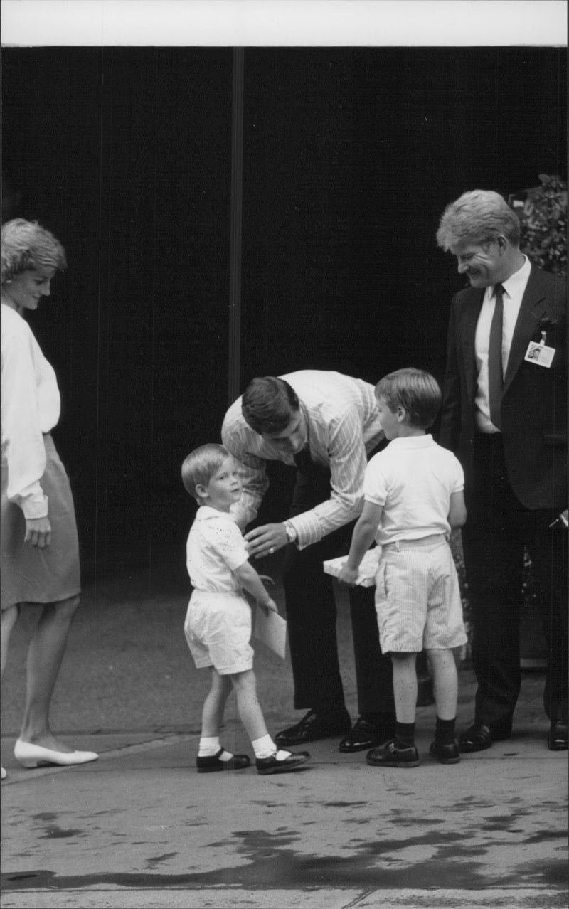 Princess Diana, Prince Harry, Prince William and the newly-born dad Prince Andrew. - Vintage Photograph