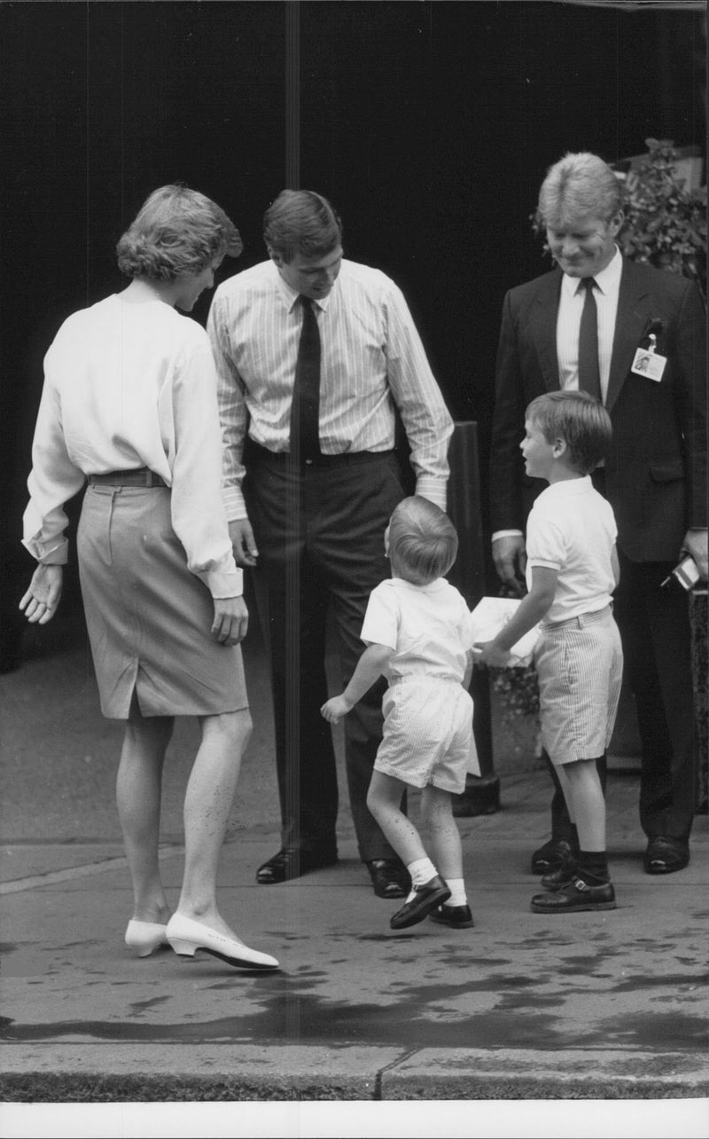 Princess Diana, Prince Harry, Prince William and the newly-born dad Prince Andrew. - Vintage Photograph