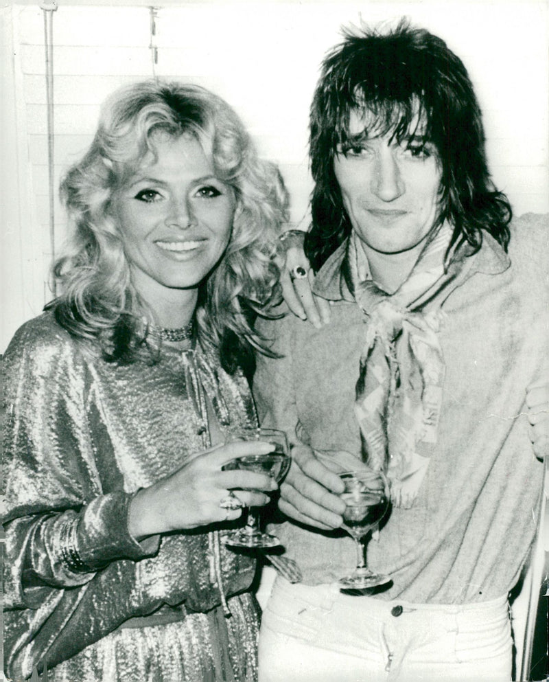 Actress Britt Ekland and Rod Stewart. - Vintage Photograph