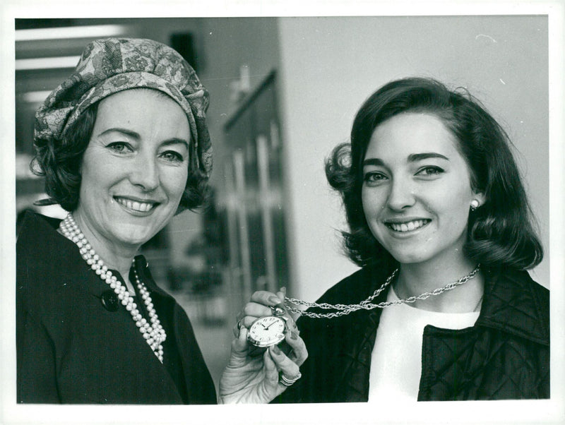 Be Lynn with her daughter Virginia Penelope Anne Lewis - Vintage Photograph