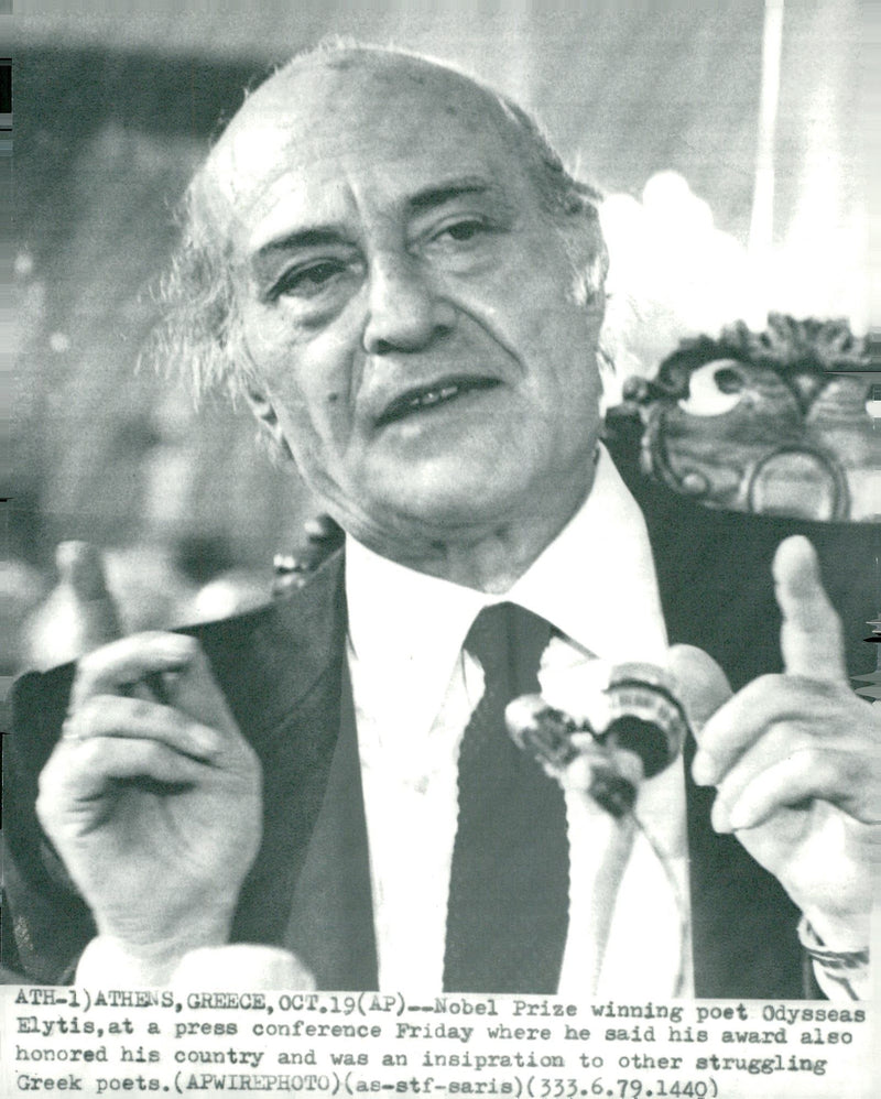 Nobel laureate Odysseus Elytis talks during a press conference - Vintage Photograph