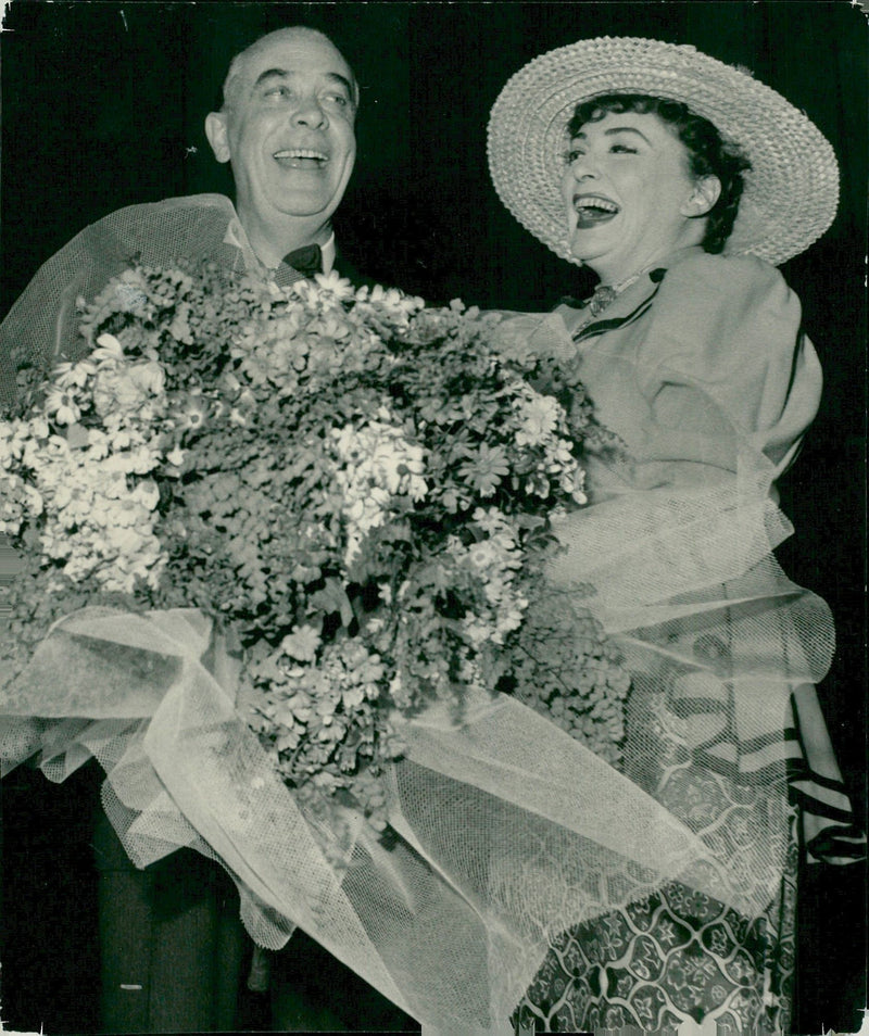 Karl Gerhard was congratulated by Zarah Leander on his 65th birthday. At the tribute at the Concert Hall, Gerhard also received the TeaterfÃ¶rbundets gold plaque. - Vintage Photograph