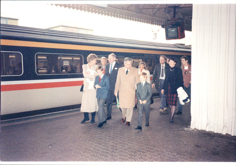 Princess Diana arrives together with the sons of Prince William and Prince Harry. - Vintage Photograph