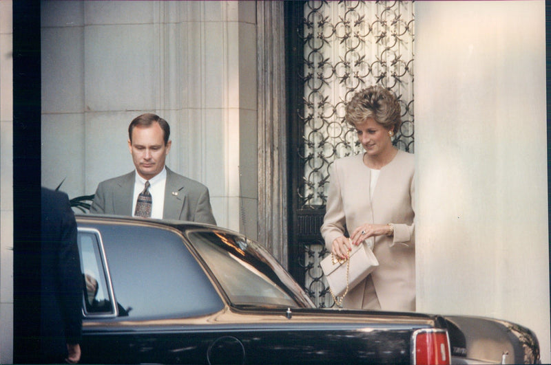 Princess Diana during his visit to Washington DC On the way to the limousine. - Vintage Photograph