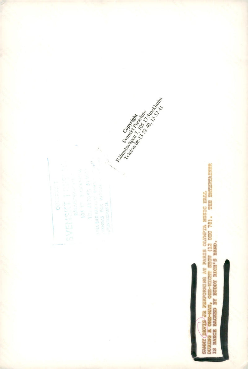 Sammy Davis Jr. during a concert in the Paris Olympia Music Hall. - Vintage Photograph