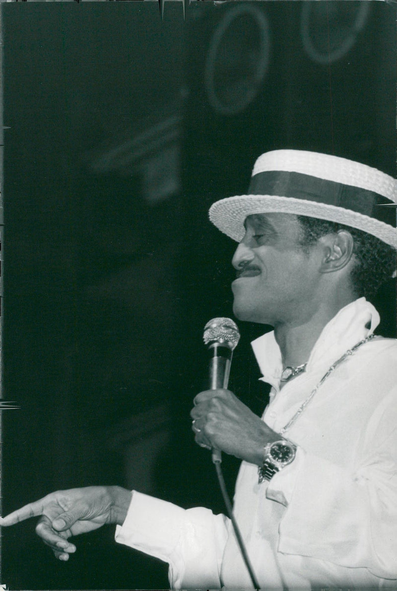 Sammy Davis Jr. during a concert in the Paris Olympia Music Hall. - Vintage Photograph