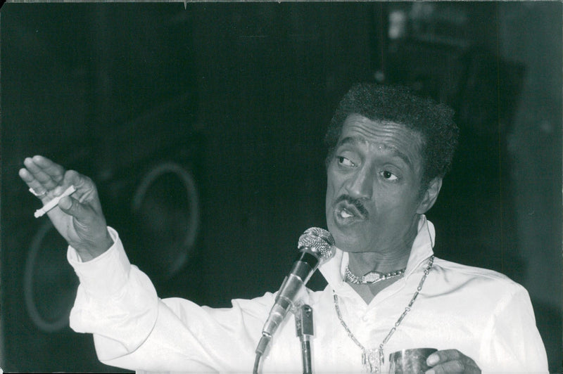Sammy Davis Jr. during a concert in the Paris Olympia Music Hall. - Vintage Photograph