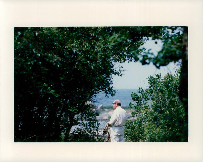 Naturfotografen Sven Gillesäter, där han trivs bäst, mitt i naturen, ser ut över havet. - Vintage Photograph