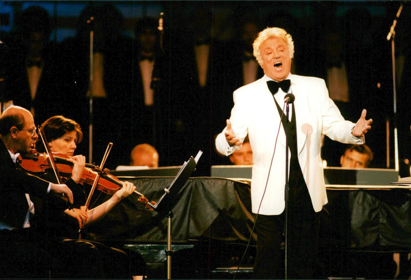 Nicolai Gedda during a concert at the inner courtyard in connection with the Stockholm Water Festival. - Vintage Photograph