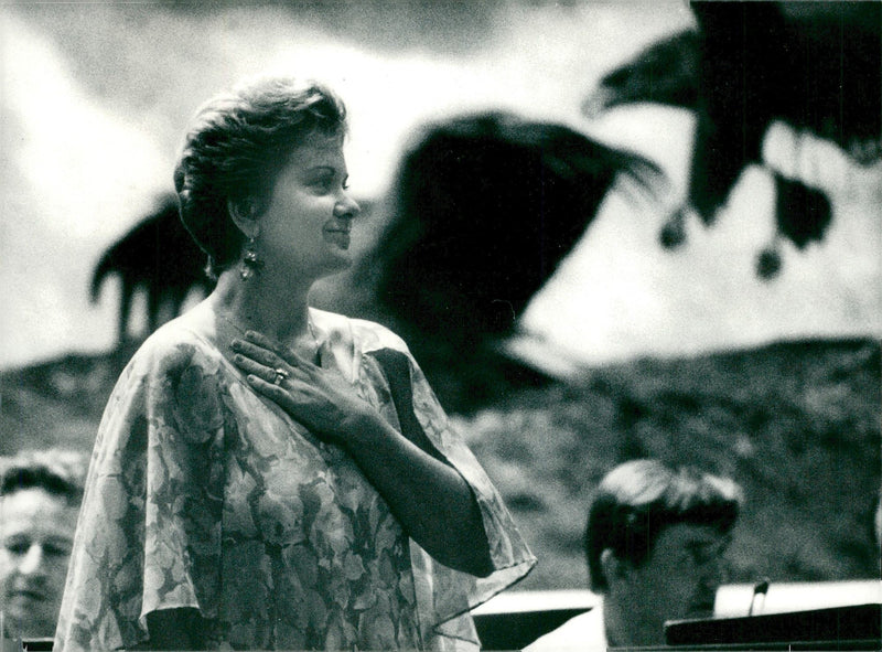 Nicolai Geddas daughter Tania, among other things, sang a song from the "Troll Flute" at the National Museum's final night concert. - Vintage Photograph