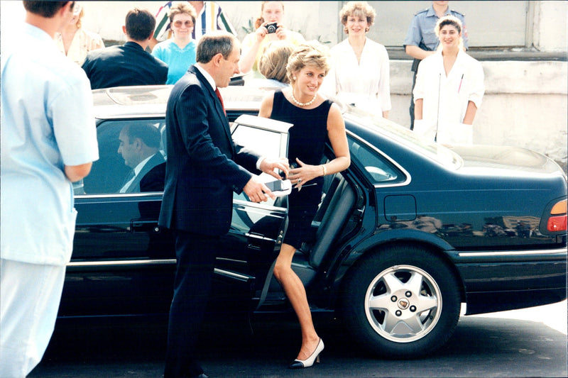 Princess Diana visits the patients and staff at the Tushin hospital - Vintage Photograph