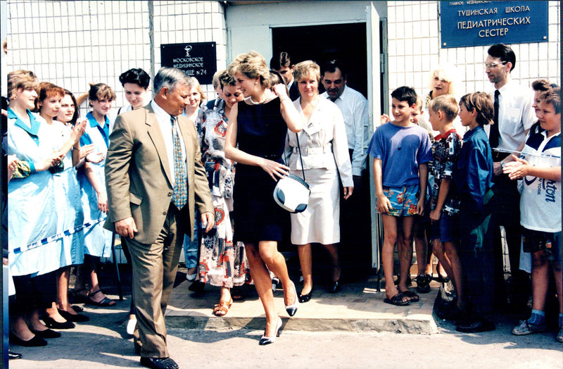 Princess Diana visits the patients and staff at the Tushin hospital - Vintage Photograph