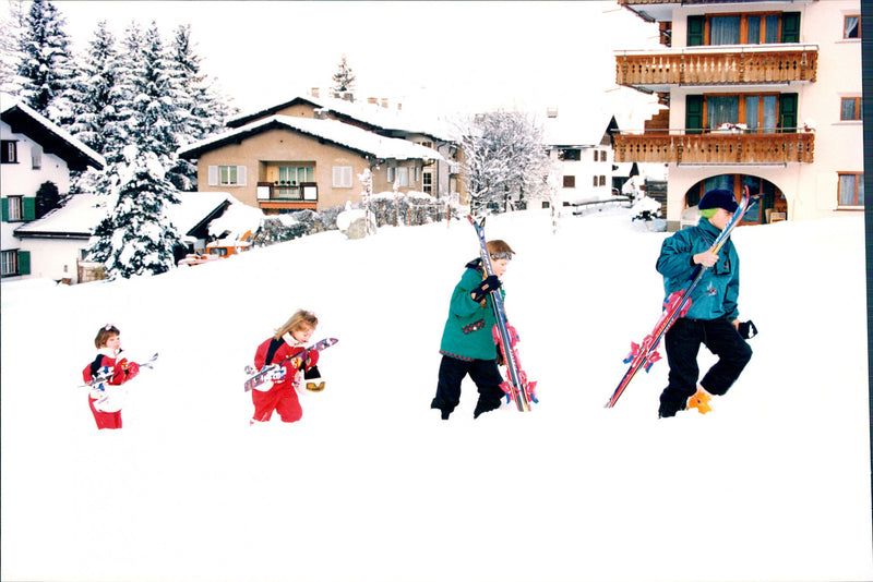 Prince William and Harry pulses through the snow with the cousins ââBeatrice and Eugenie - Vintage Photograph