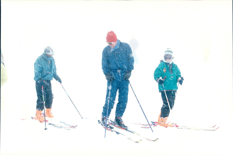 Prince Charles with the pieces William and Harry in the ski slope - Vintage Photograph