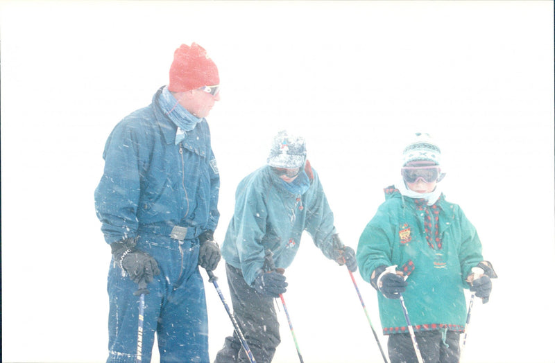 Prince Charles with the pieces William and Harry in the ski slope - Vintage Photograph