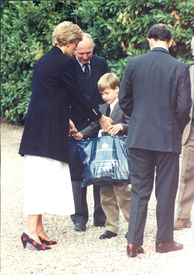 Prince William shows samples of gentlemen when he takes over Diana's bag and bag. - Vintage Photograph