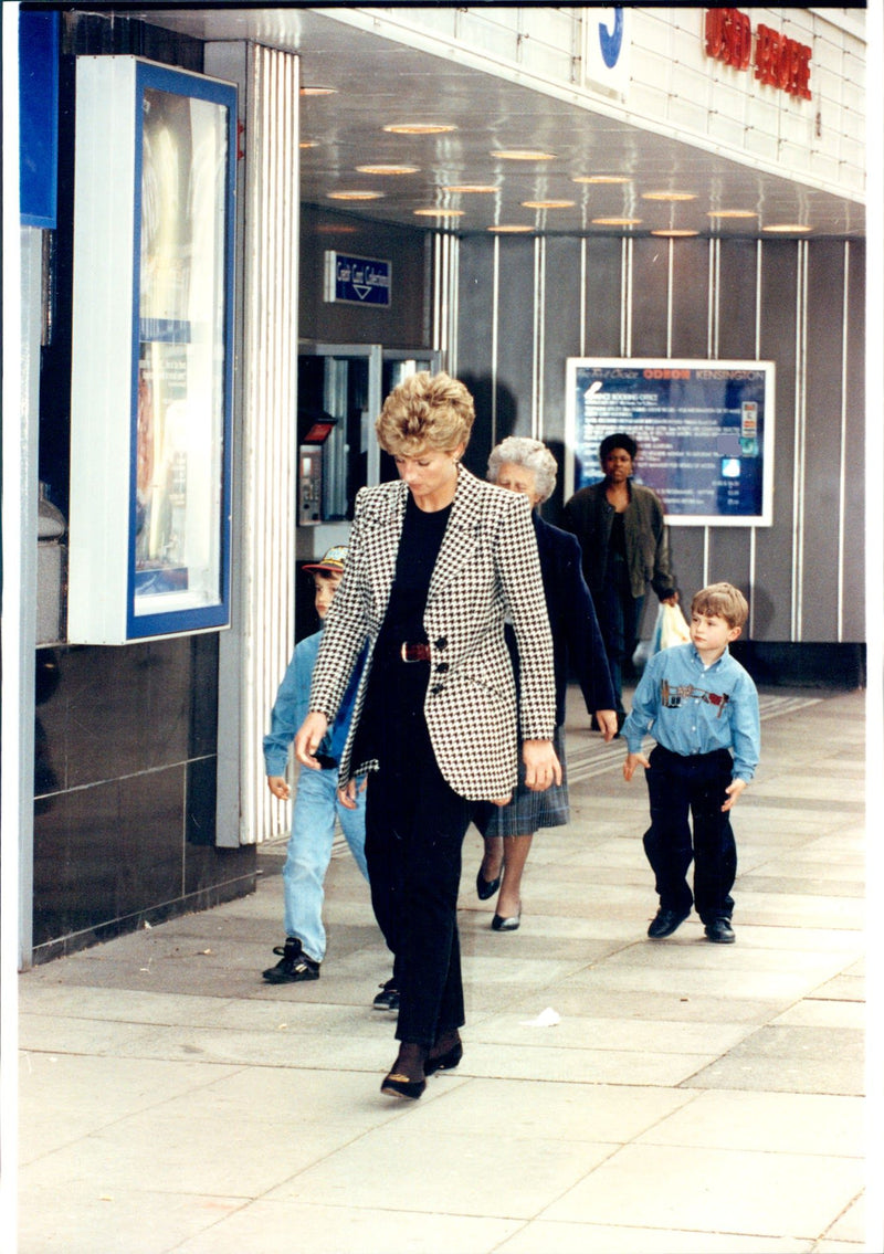 Paparazzi on the princess Diana and the sons of Prince William and Prince Harry. - Vintage Photograph