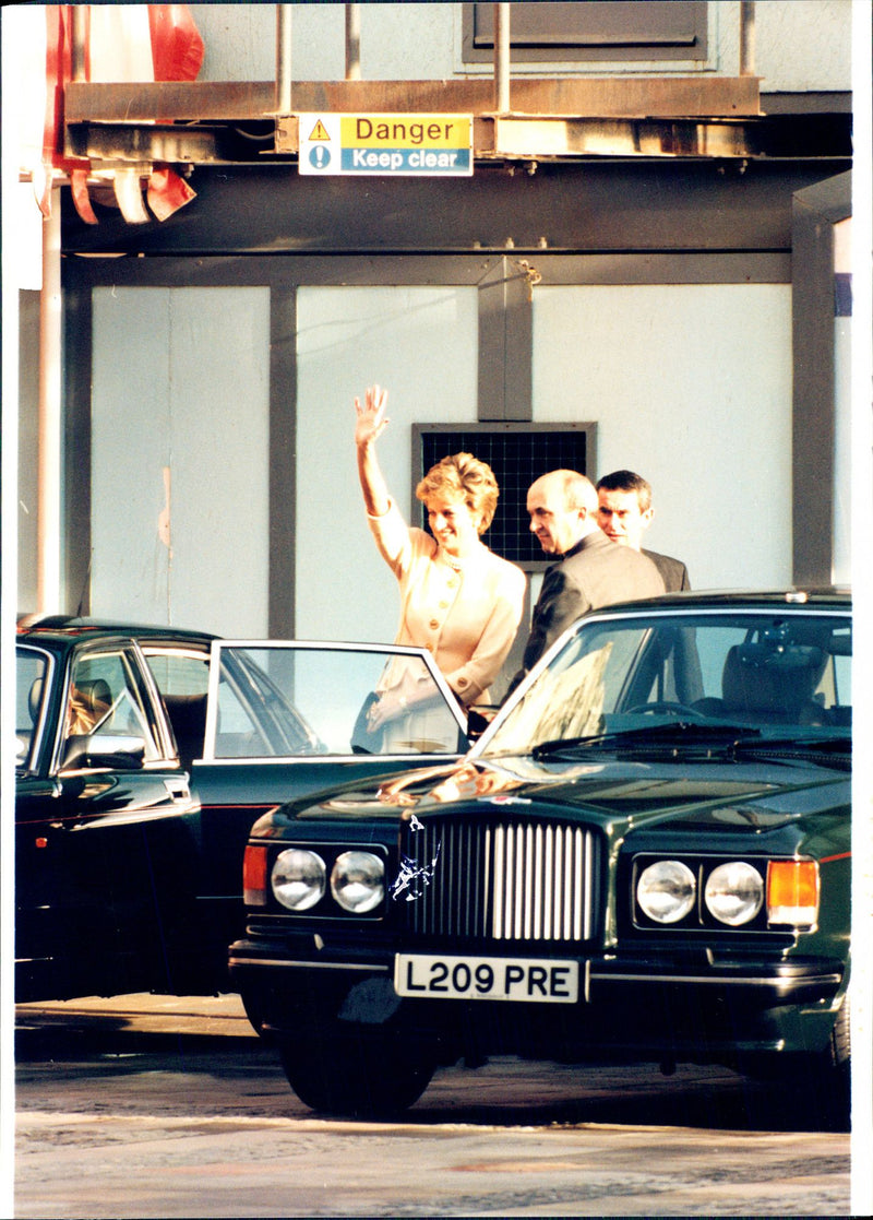 Princess Diana arrives at Headway's charity lunch - Vintage Photograph