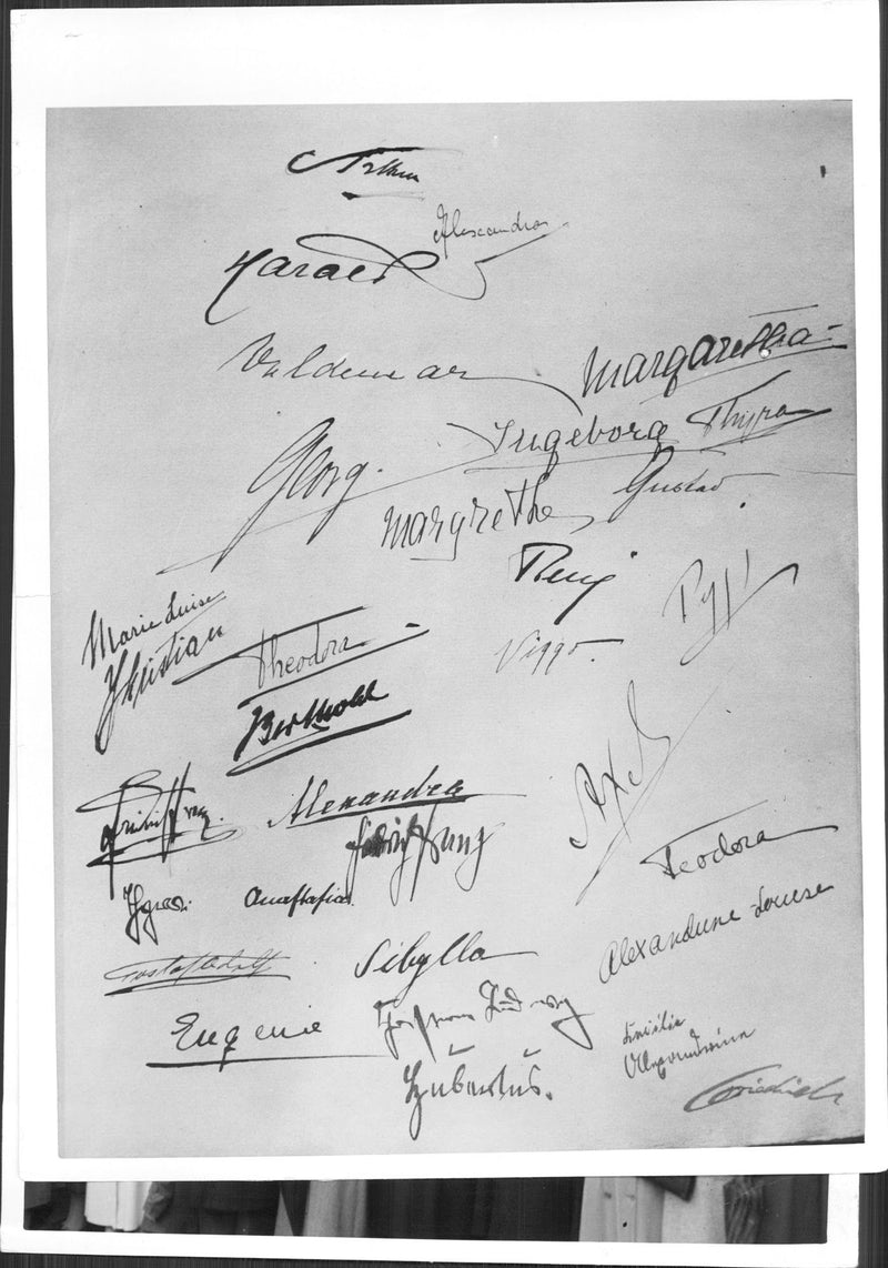 Signatures in the guestbook at Ingrid's and Frederik's wedding. - 24 May 1935 - Vintage Photograph