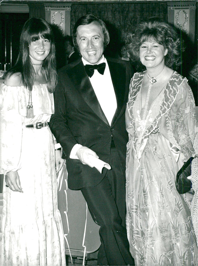 David Frost together with Caroline Cushing and Mrs Vere Harmsworth - Vintage Photograph