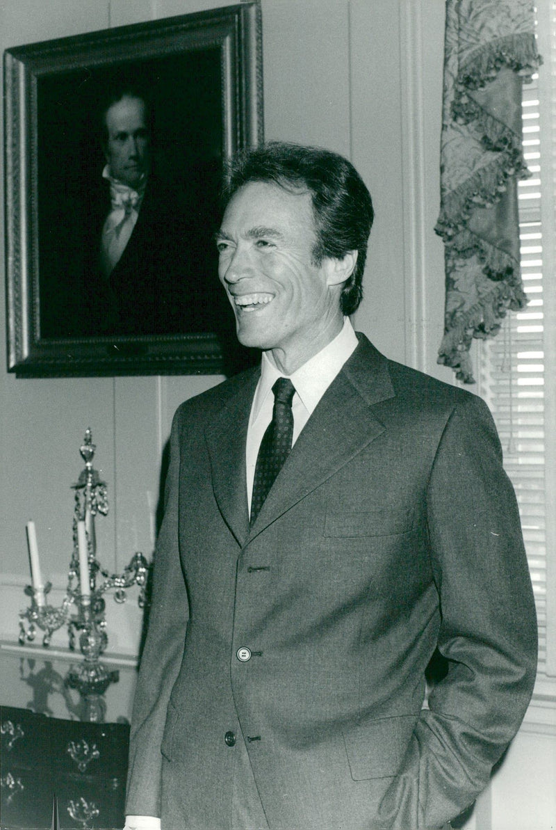 Clint Eastwood largely smiles the premiere of the movie "Firefox" - Vintage Photograph
