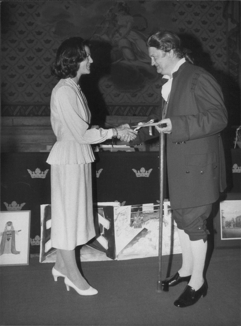 Queen Silvia shares a scholarship from DTV to chamber musician Alf Nilsson. - Vintage Photograph