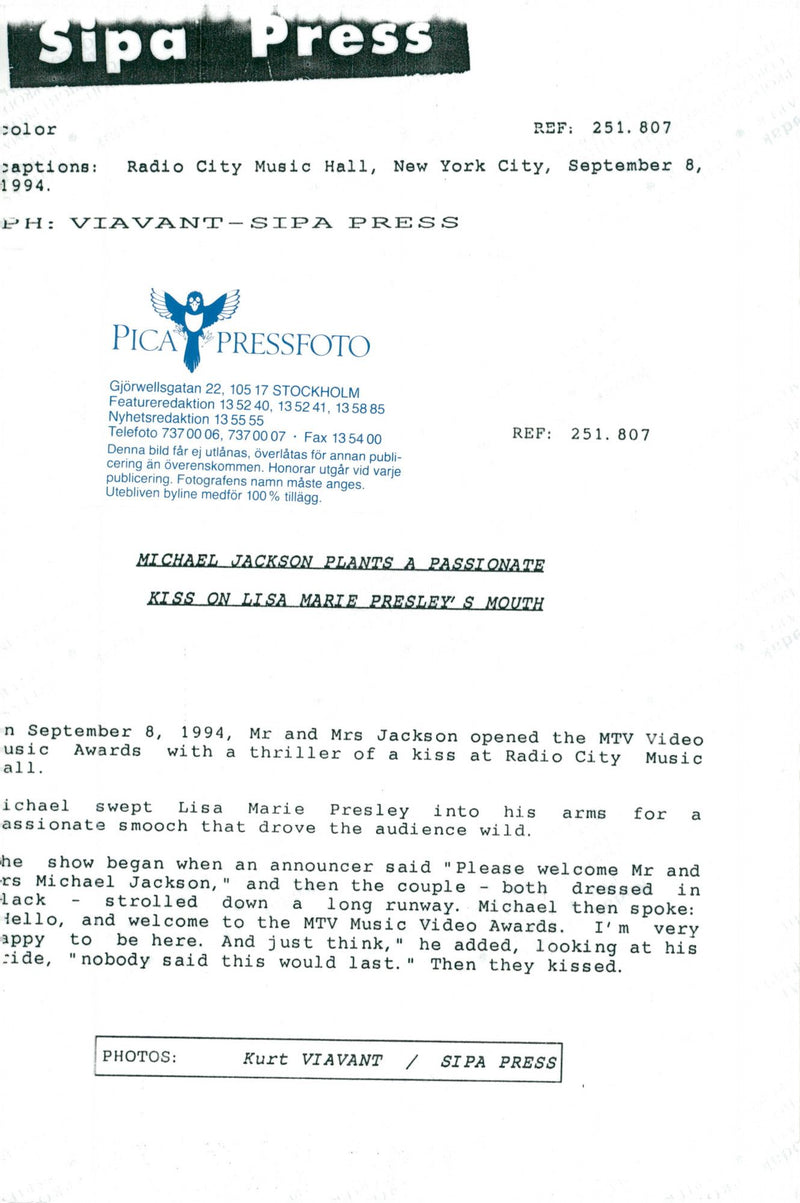 Michael Jackson and Lisa Marie Presley kiss each other at MTV Music Video Awards - Vintage Photograph