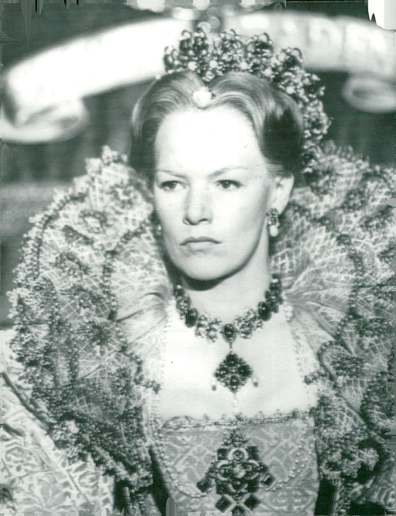 Glenda Jackson like Elizabeth I in the TV series &quot;Queen Elizabeth&quot; - Vintage Photograph