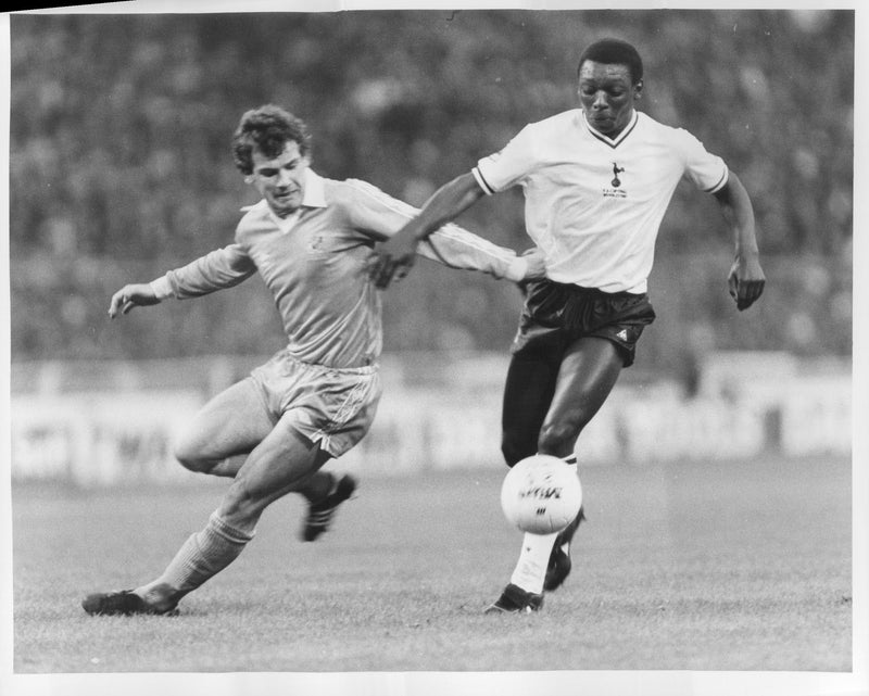 FA Cup Final. Nicky Reid, Man City and Garth Crooks, Spurs - Vintage Photograph