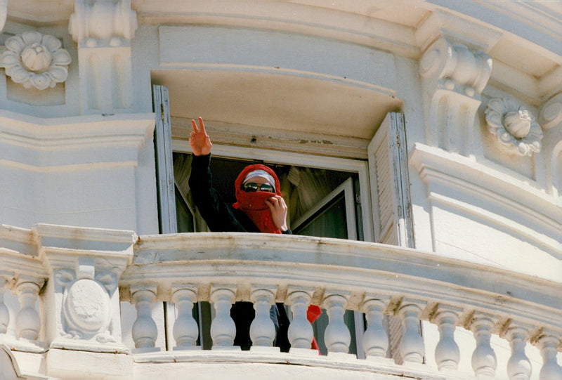 Michael Jackson with his face covered on the baloon of hotel Carlton - Vintage Photograph