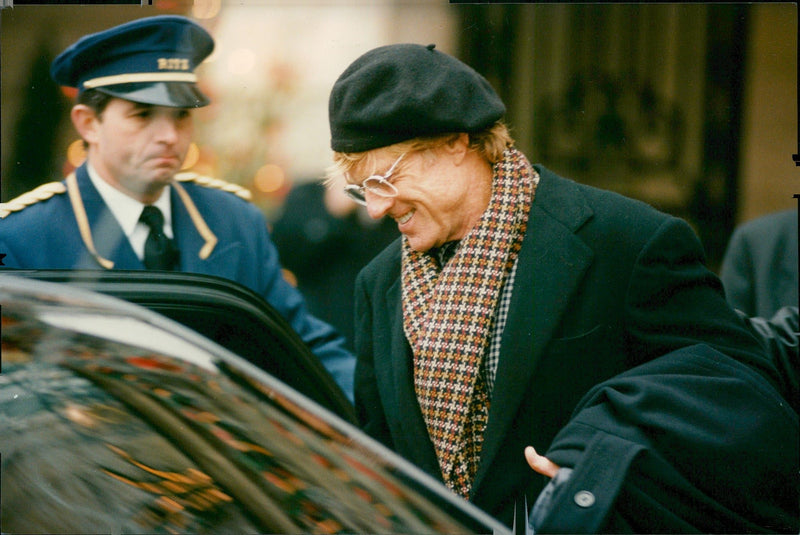 Robert Redford arrives at the Ritz hotel in Paris - Vintage Photograph
