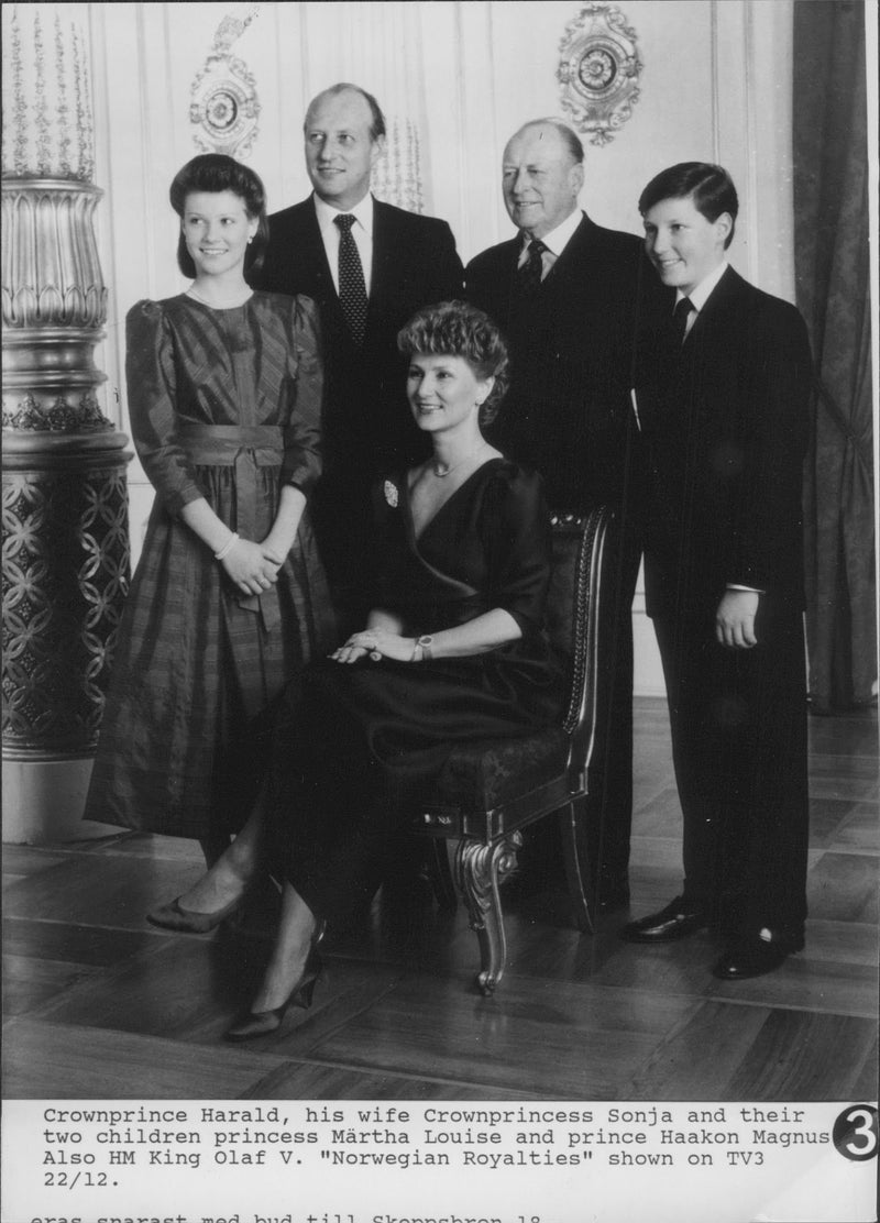 Kung Olav V av Norge, kronprins Harald och Sonja med sina barn, prinsesse Märtha Louise och prins Haakon Magnus - Vintage Photograph