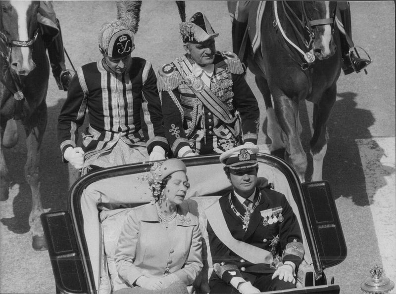 State visit of Queen Elizabeth II. Here in the short story together with King Carl XVI Gustaf. - Vintage Photograph
