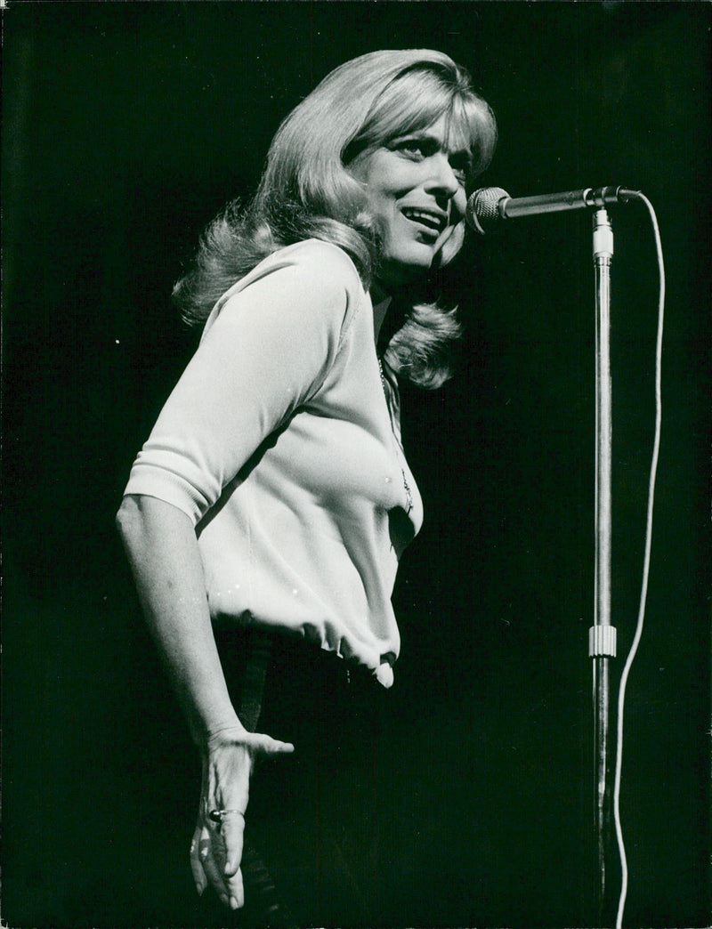 Melina Mercouri speaks during the Greece night at the Stockholm Concert Hall - Vintage Photograph