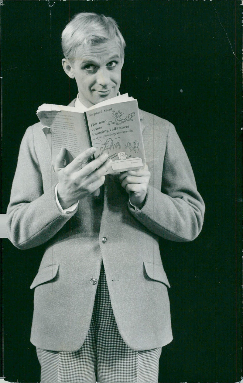 Jarl Kulle in the musical &quot;How to succeed in business&quot; - Vintage Photograph