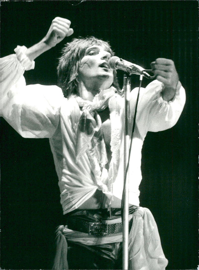 Rod Stewart during a concert at Olympia. - Vintage Photograph