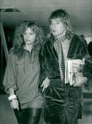 Britt Ekland and Rod Stewart arrive at Heatrow to fly to Los Angeles. - Vintage Photograph