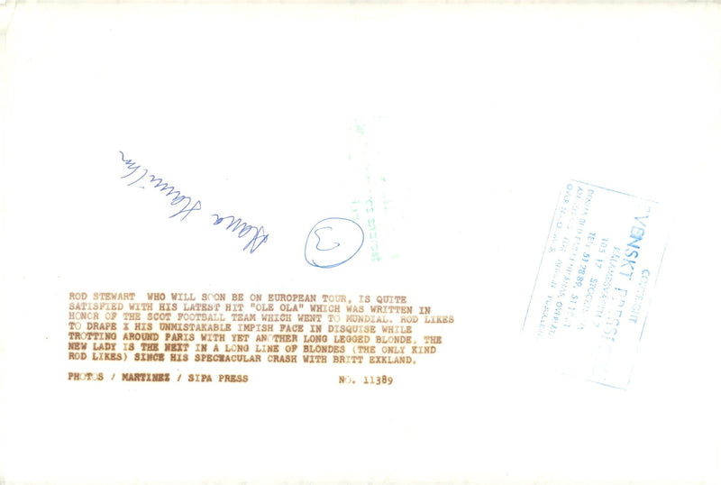 Rod Stewart and Alana Hamilton try to make a discreet blackie. - Vintage Photograph