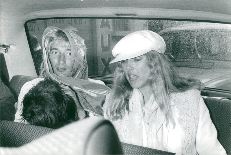 Rod Stewart and Alana Hamilton try to make a discreet blackie. - Vintage Photograph