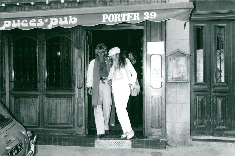 Paparazzi fire at Alana Hamilton and Rod Stewart taken in an unknown context. - Vintage Photograph