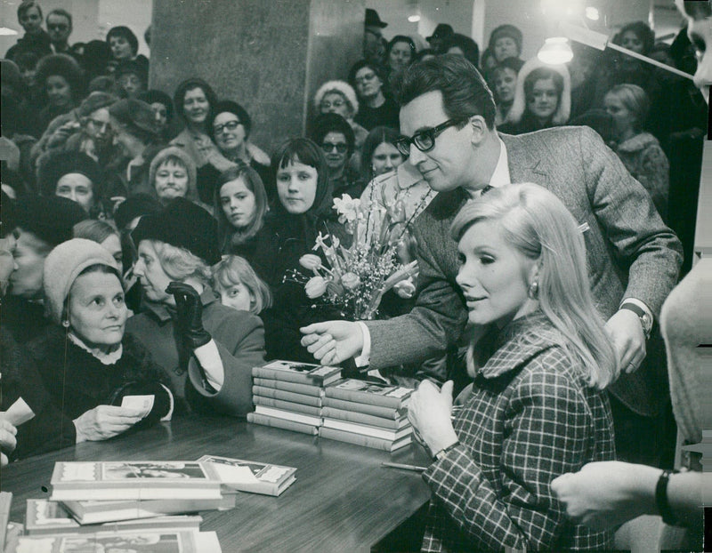 Actress / writer Susan Hampshire signs books at NK - Vintage Photograph