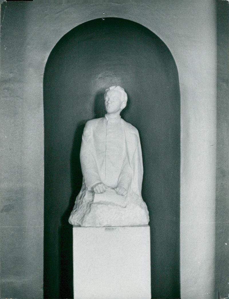 Vladimir Lenin, politician of the Soviet Union. Statue of Lenin as a secondary school - Vintage Photograph