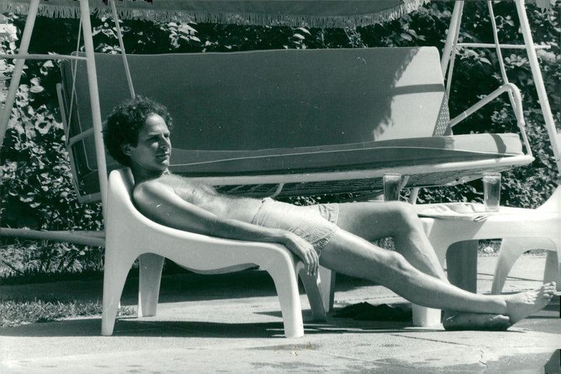 Art Garfunkel is enjoying the sun during the holidays in Marocco. - Vintage Photograph