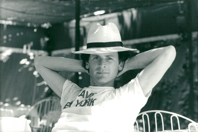 Art Garfunkel is enjoying the sun during the holidays in Marocco. - Vintage Photograph