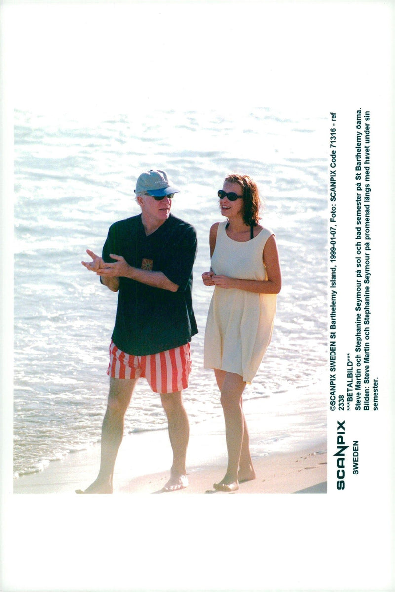 Steve Martin and the model model Stephanie Seymour on the walk along the sea while on holiday in Saint-BarthÃ©lemy - Vintage Photograph