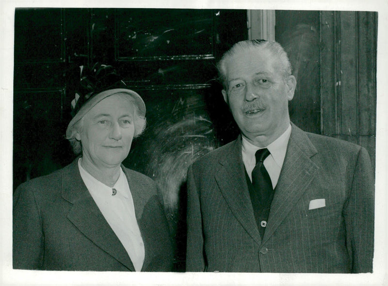 Harold Macmillan with wife Dorothy on return after America visit - Vintage Photograph
