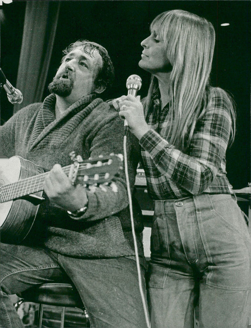 Trubadur Cornelis Vreeswijk and Anita Strandell perform together during the tour in Norway. - Vintage Photograph