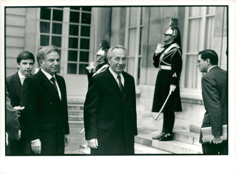 Israeli politician Shimon Peres, together with, among others, Prime Minister Jacues Chirac at Matignon. - Vintage Photograph